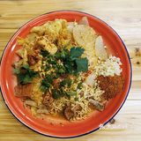 藏在大树背后的麻辣烫