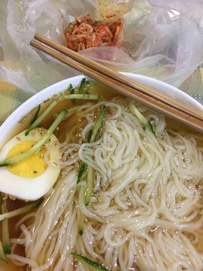拌饭和朝鲜冷面 首先说石锅鸡块拌饭 一定要及时拌好 配菜挺多的 豆芽