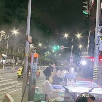 大坪山脚下大坪地铁口出来总有深夜摆摊的,随便找一家烧