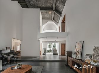 有当代空间中体块与体块之间的几何形体之美，也有属于古