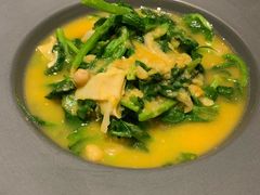 豌豆黄浸豌豆尖-半山腰·云南菜(侨福芳草地店)