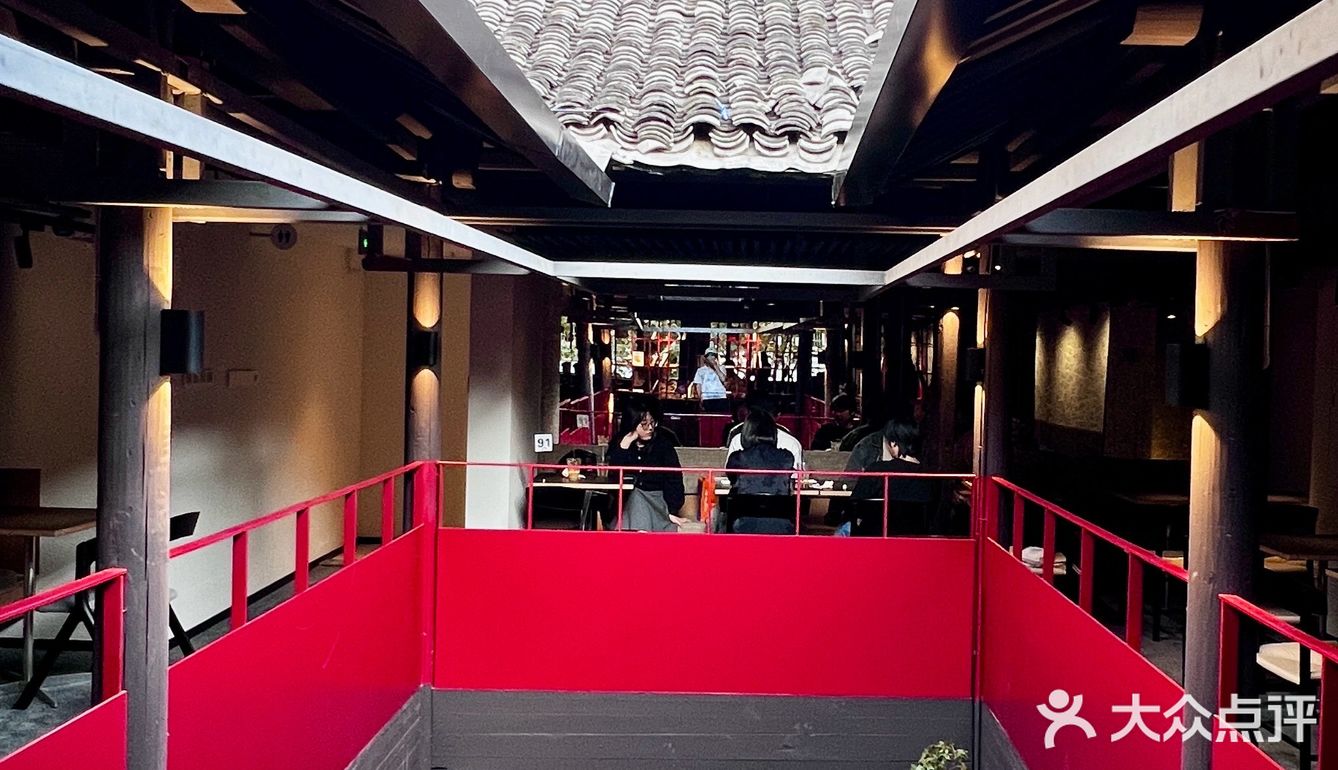 大红国风的咖啡店，果然是首都开过来！