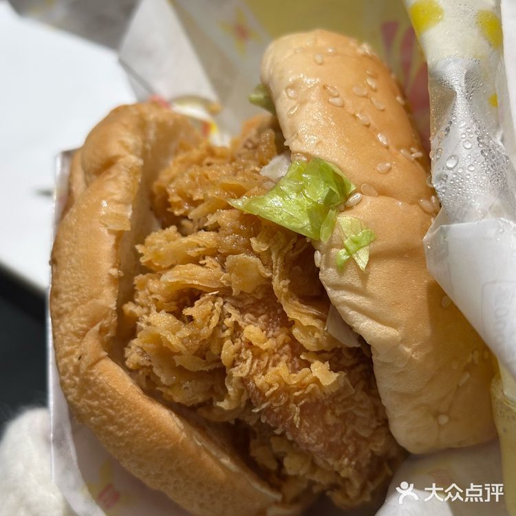 疯狂星期三的活动也太划算了吧，三个汉堡只要13元