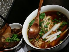 香辣牛骨汤面-贡梅老面馆·蟹粉面·无锡特色小吃(南长街主推店)