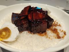 咸蛋茨菰红烧肉-屋里厢上海菜馆