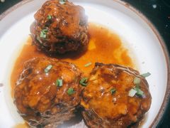 鸭蛋黄狮子头-梅飞酒家(名辉豪庭店)