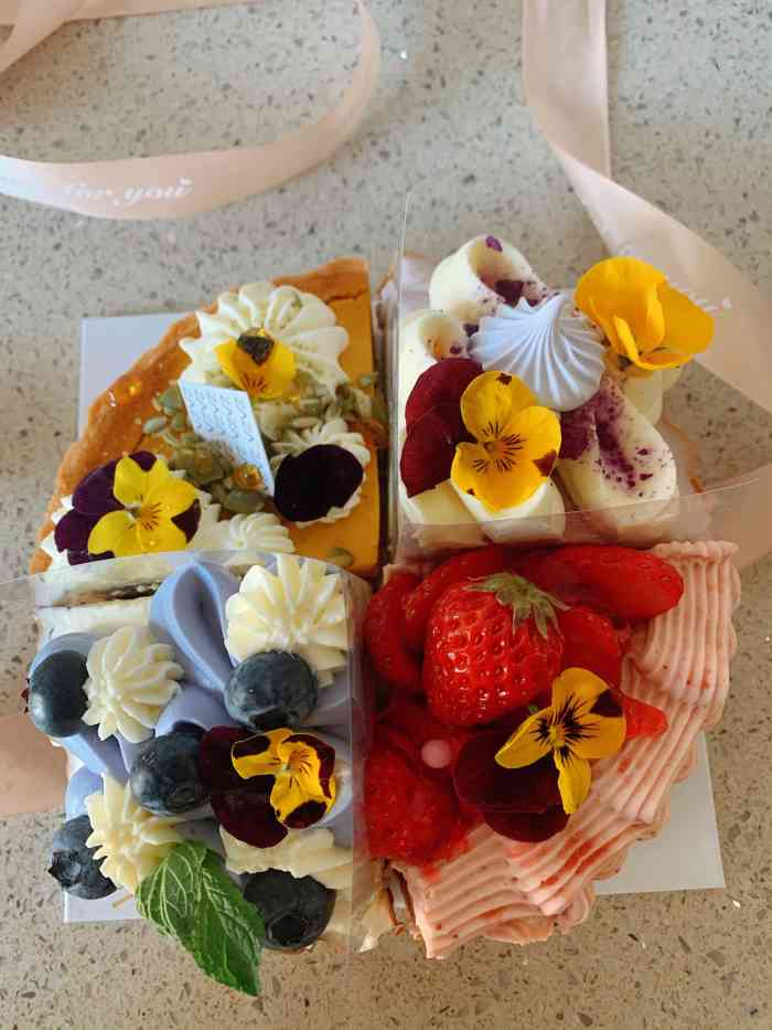 zaza cakery-"观察很久终于下单了.定了蜜瓜和南瓜的双拼.