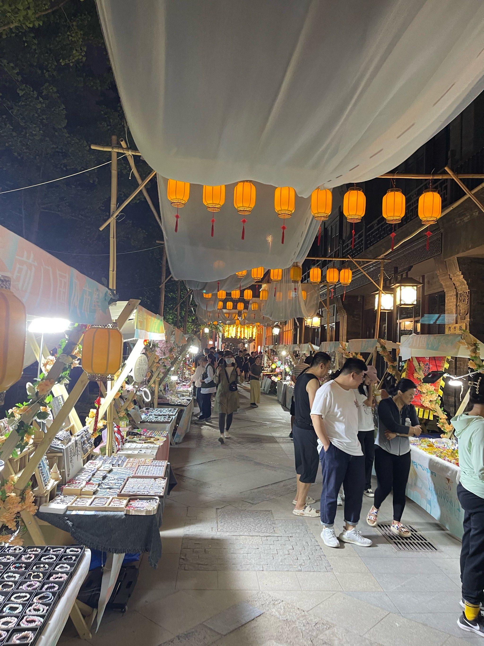 夜市摊位逛不停