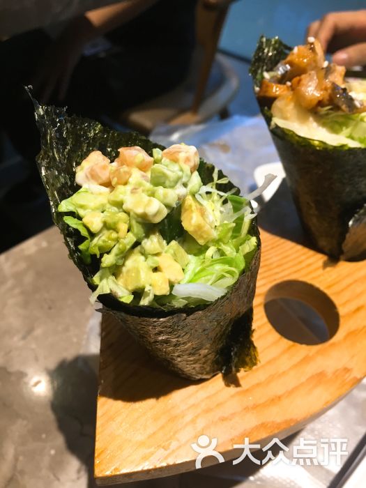 牛油果三文鱼手卷