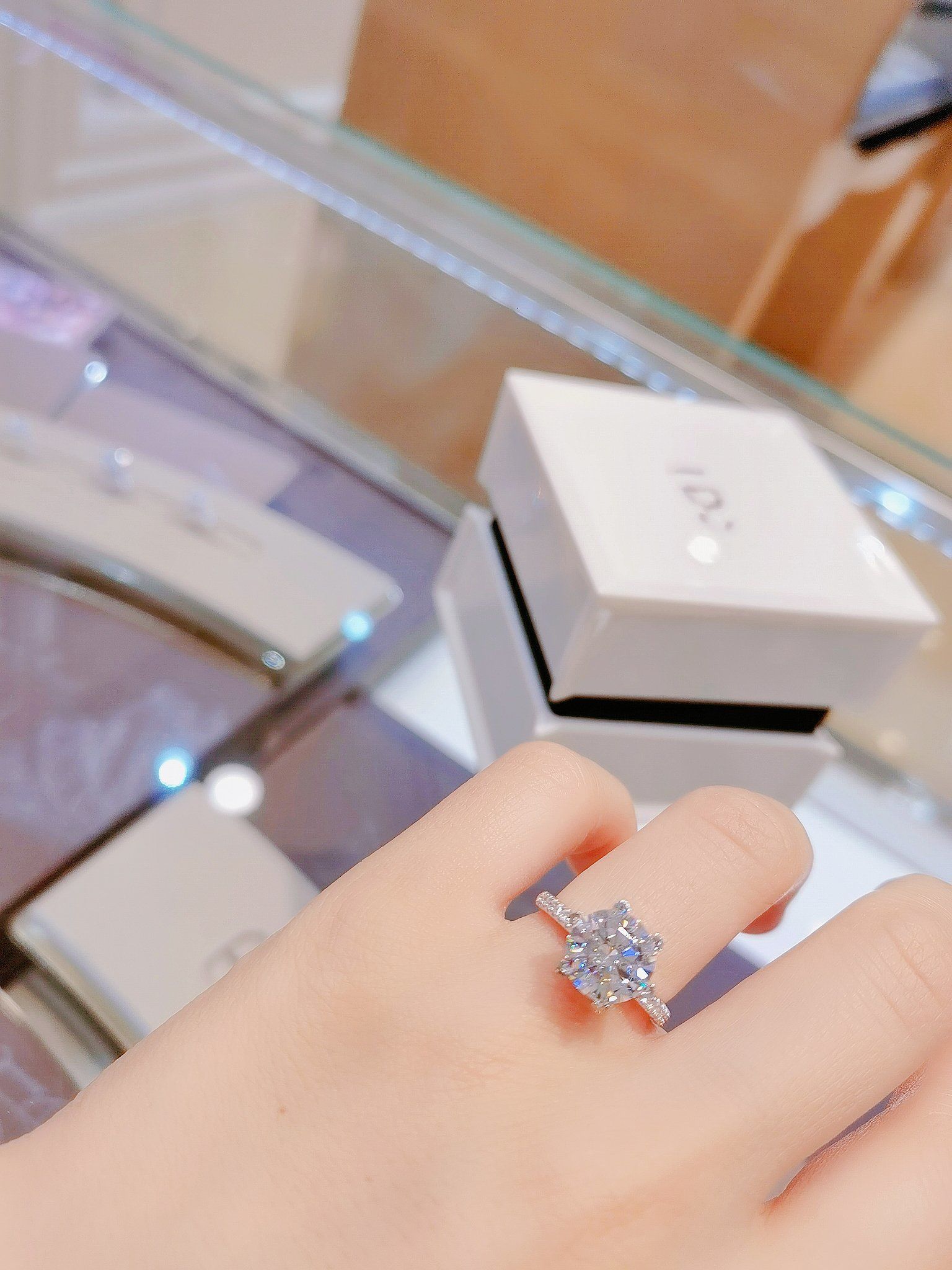六爪雪花造型,心型爪托寓意心心相印💕,彼此守护,买钻戒💍就来ido
