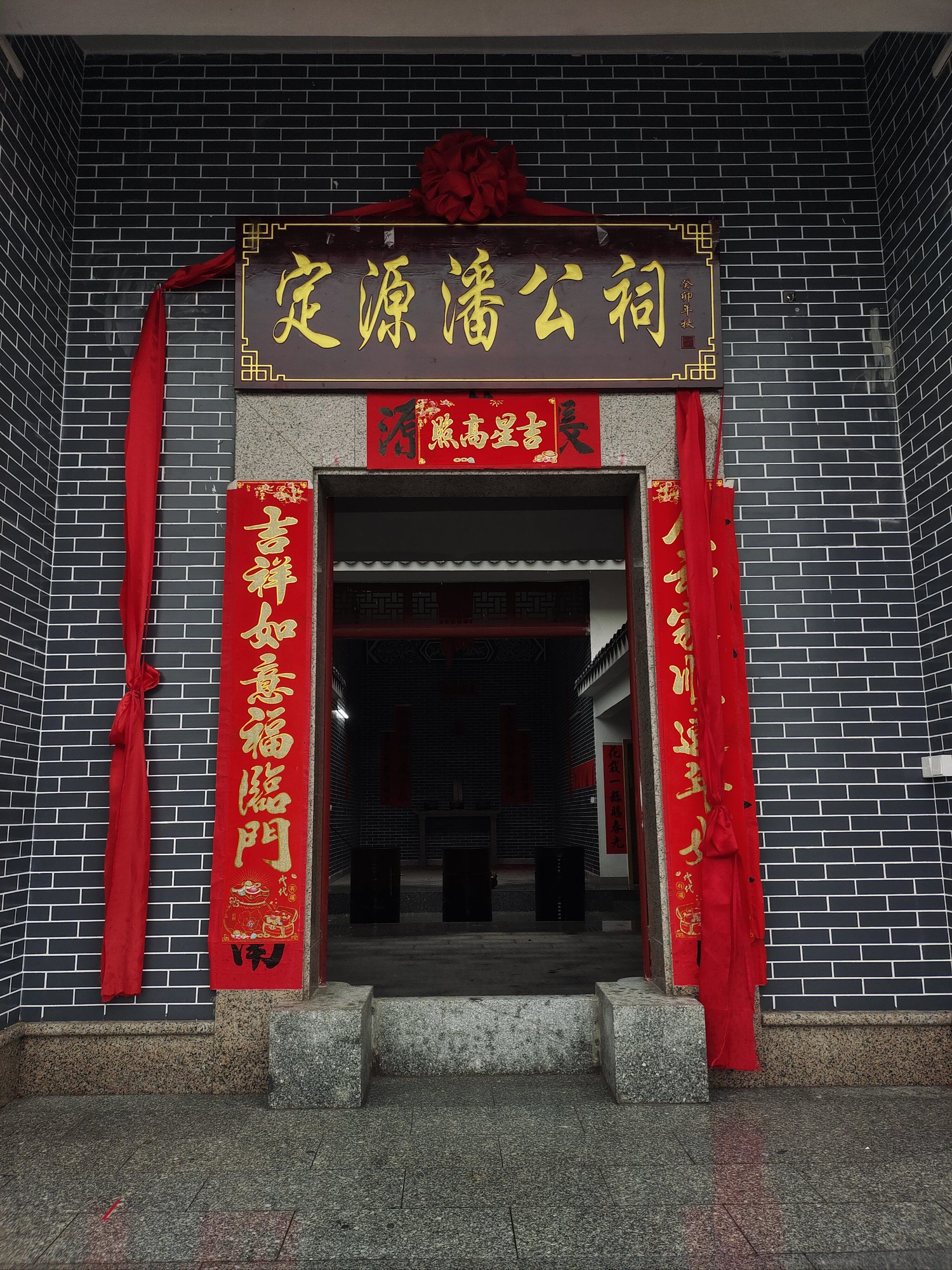 探秘增城古村落祠堂!屋顶淅沥沥的小雨嘀嗒流在天井里颇有意境