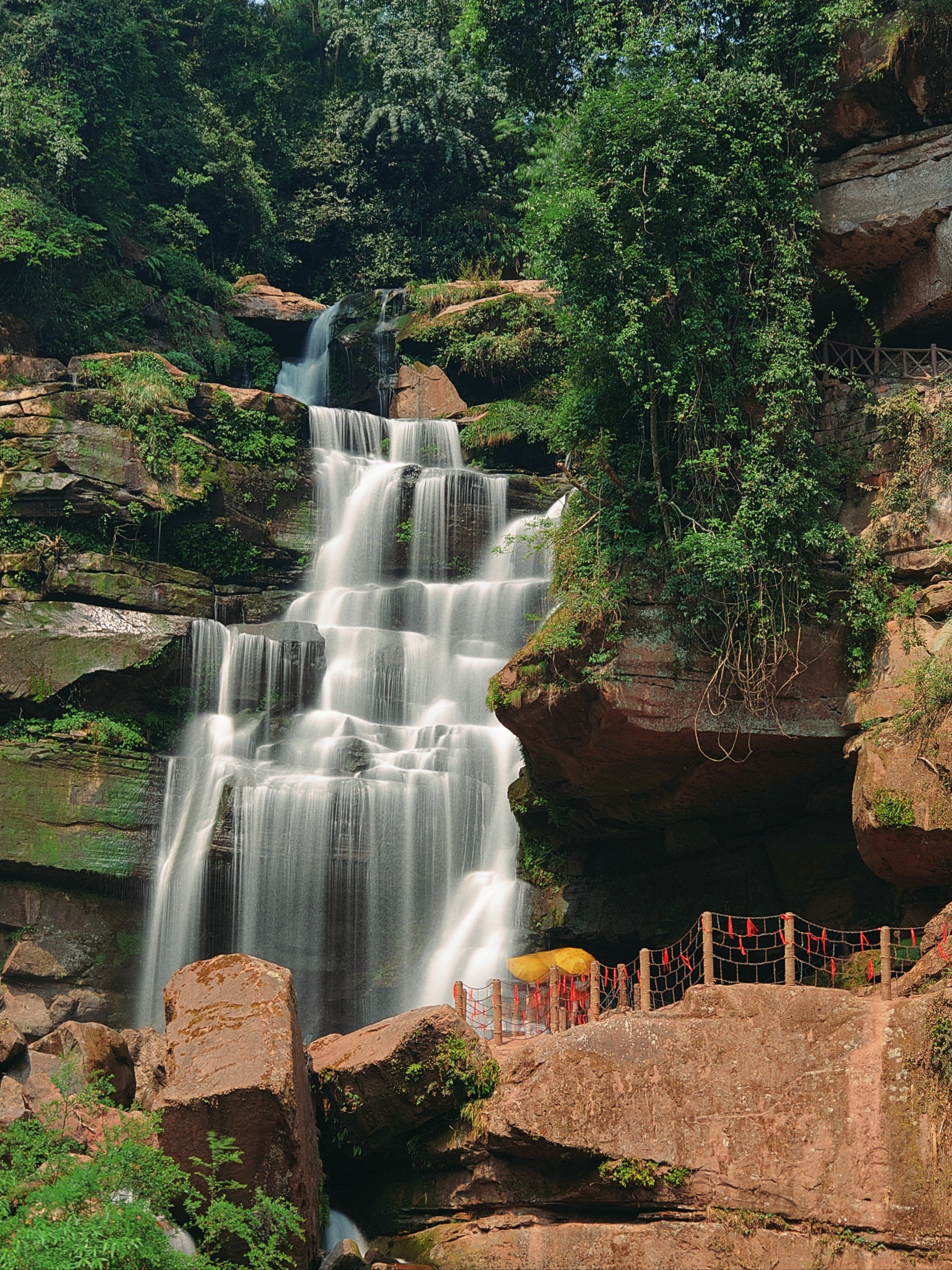 有瀑布有山林的天台山
