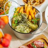 淮海路「大都会风」融合西餐，在《繁花》同款影院！