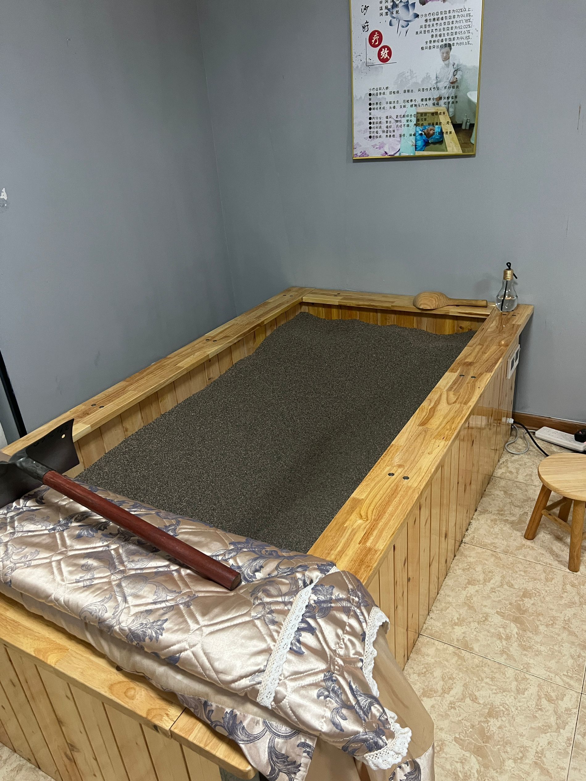 服 以及一次性内裤
换上之后就可以躺进去了
过程中还给我们喂水