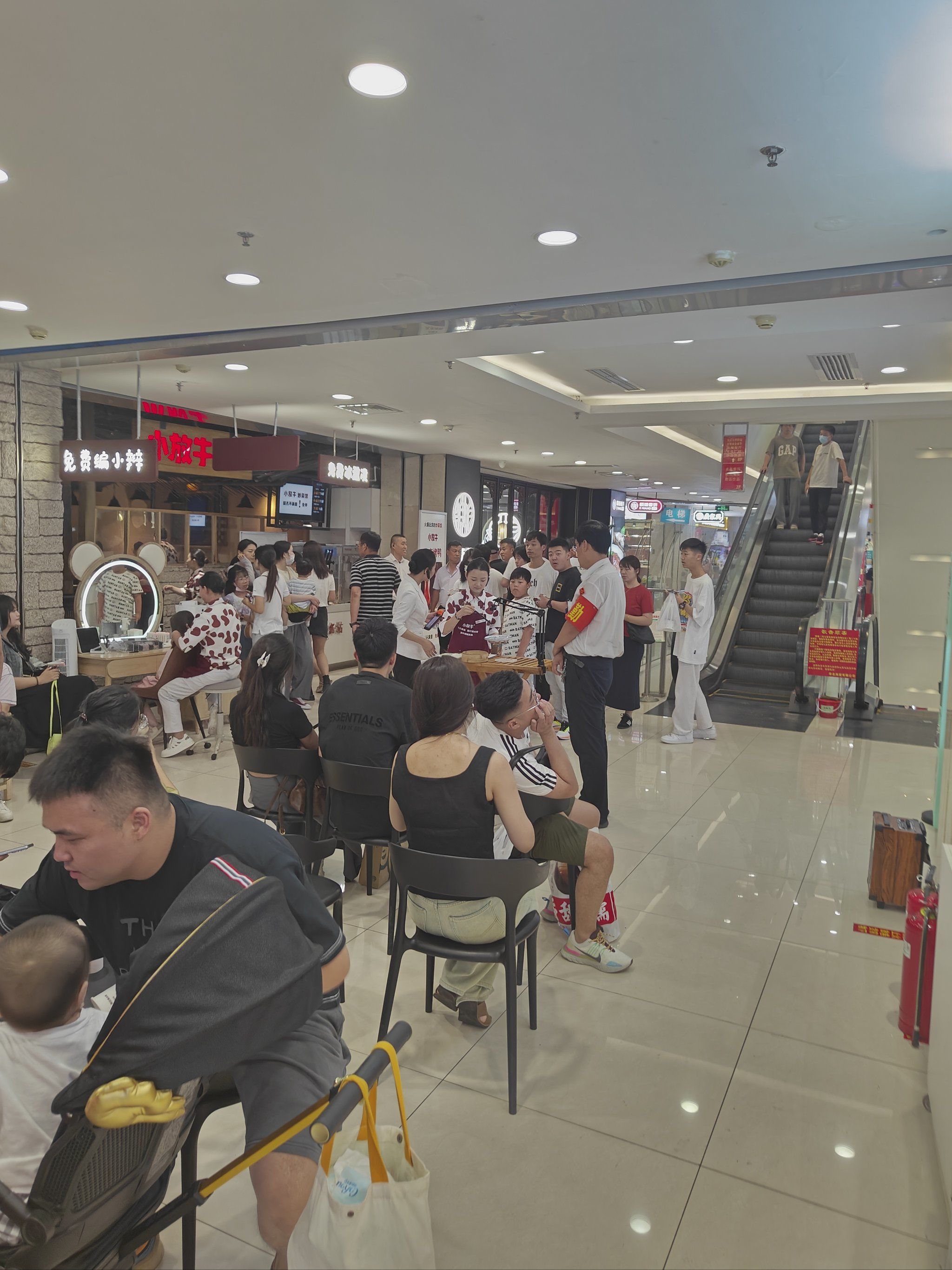 礼拜一中午排队的小放牛,服务杠杠的好!