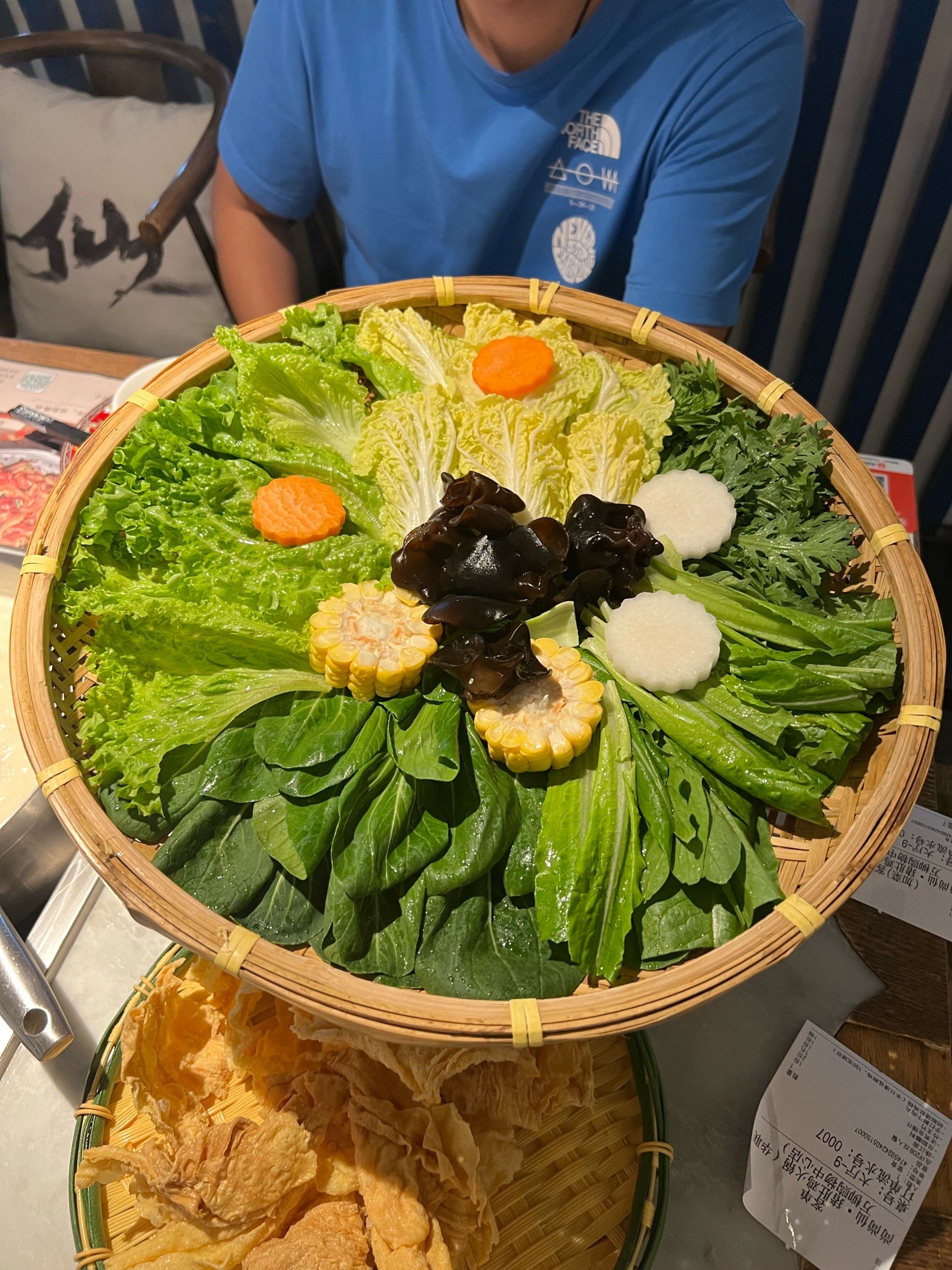 没有什么是一顿火锅解决不了 ,猪肚鸡鲜鲜嫩嫩的,蔬菜拼盘摆的很屏亮