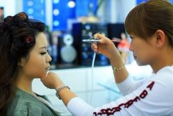 造型中，辛老师很认真-上海彩妆秀摄影设计有限公司