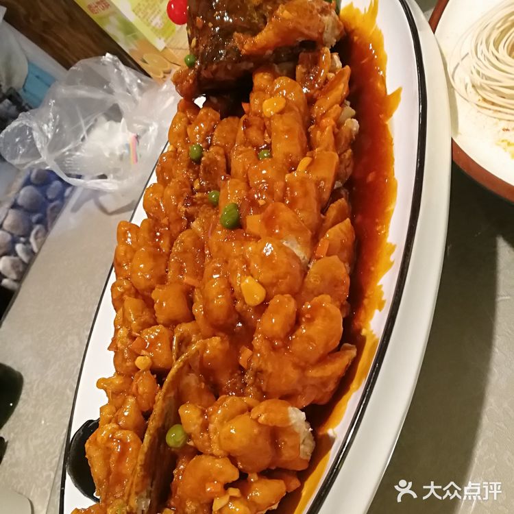 都是半成品，用各种好看的碗和碟子装着，用保鲜膜包着