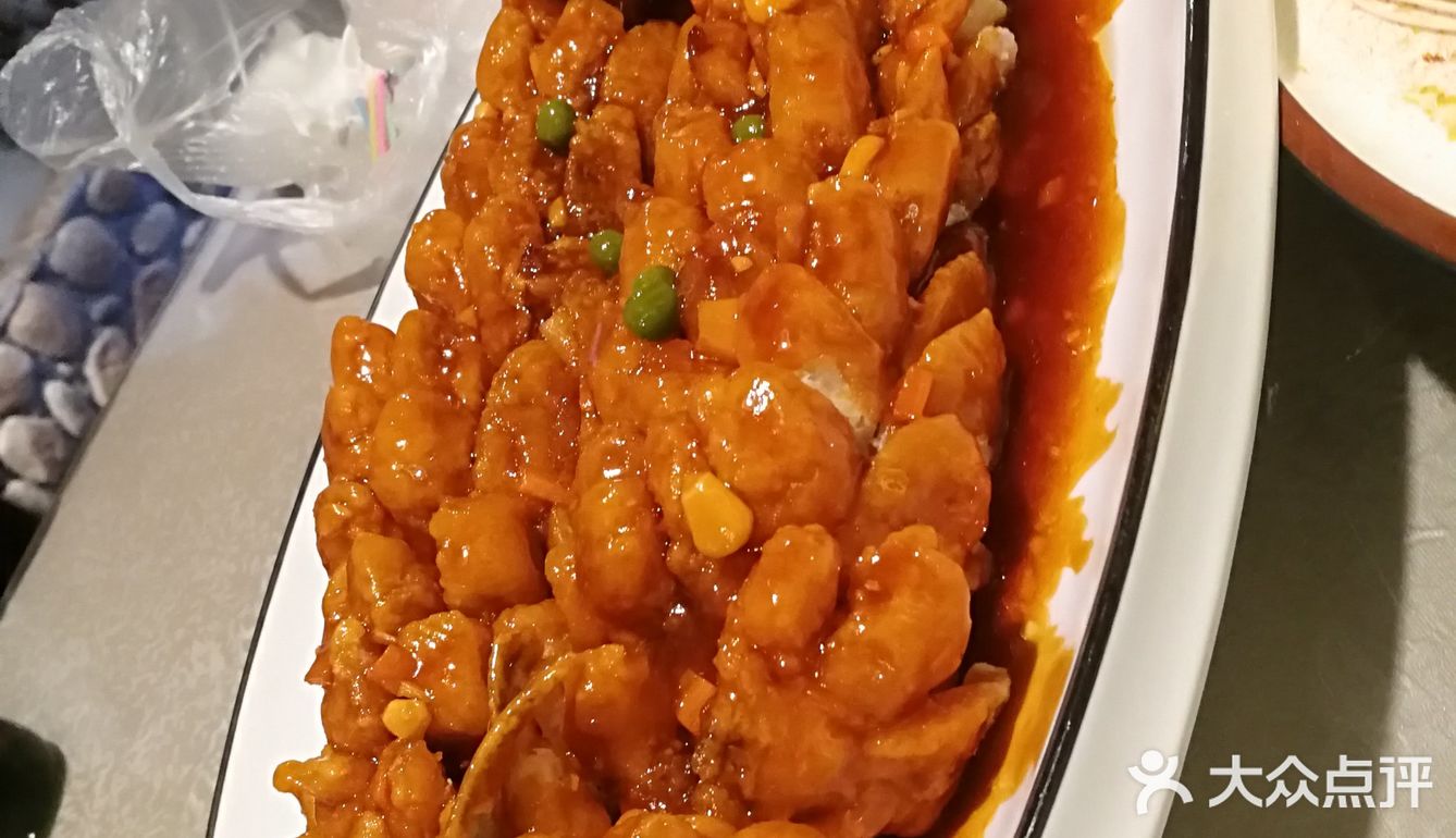 都是半成品,用各种好看的碗和碟子装着,用保鲜膜包着