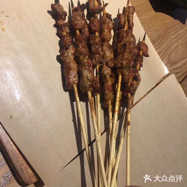 烧烤我们强烈推荐烤猪蹄和烤茄子