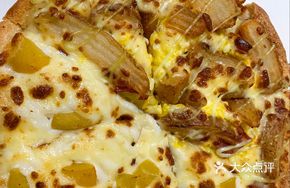 Sweet and Sour Yogurt Cheese Peach Pizza
