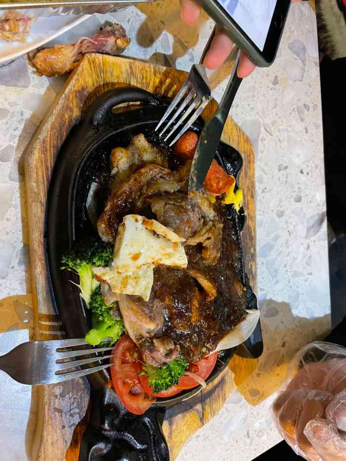 秋烧茶餐厅(北京路店)-"在光明广场负一层……这里环境很宽敞,很多.