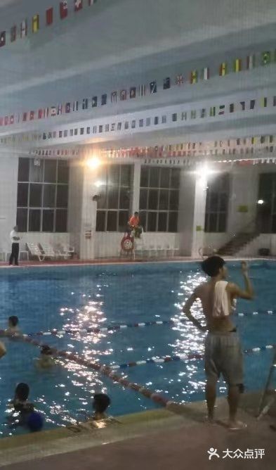 领晟体育蓝天花园室内游泳馆图片
