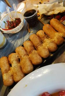 今天去楚河汉街吃虾 12:30去的时候 包间全部都定满了