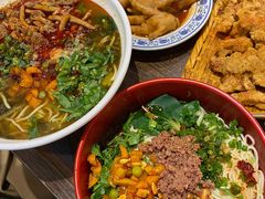 -爆炸头阿姨小四川正宗川味小吃(无任何分店)