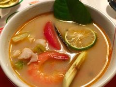 泰式冬阴功海鲜汤配柠檬-绿茵阁(体育西分店)