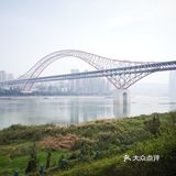 站在长江边上，左右各有三座桥，重庆既是雾都也是桥都