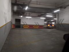 -绿地缤纷城-停车场