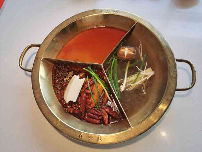 叁口煮市井火锅(玖福城店)-"[薄荷]环境: 复古老成都那种装修 带点.