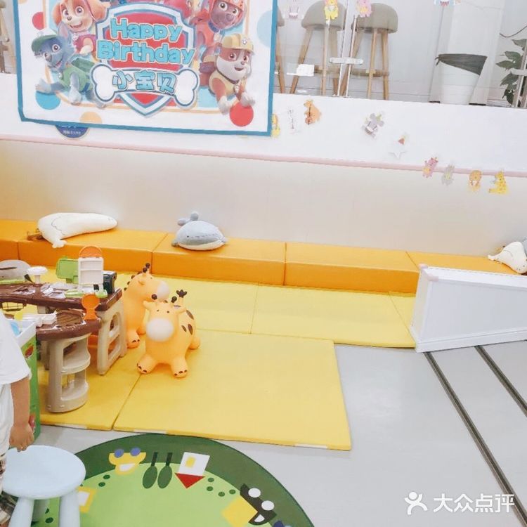 人气超火的游泳馆[礼花]