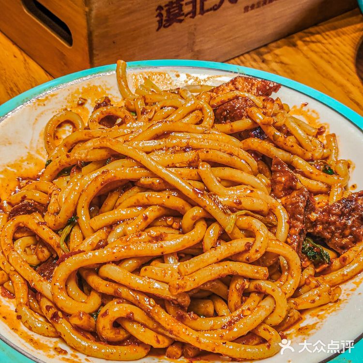 生活的烟火气，就藏在羔羊烤肉的夜市里