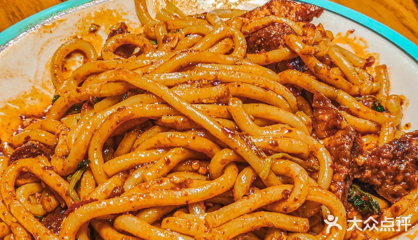 生活的烟火气，就藏在羔羊烤肉的夜市里