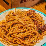 生活的烟火气，就藏在羔羊烤肉的夜市里