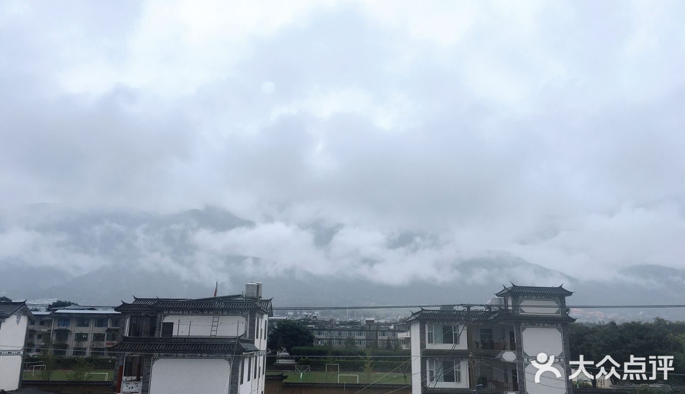 我躲进挑剔的人群  夜一深就找那颗星星  我以为旅人