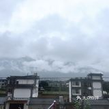 我躲进挑剔的人群  夜一深就找那颗星星  我以为旅人