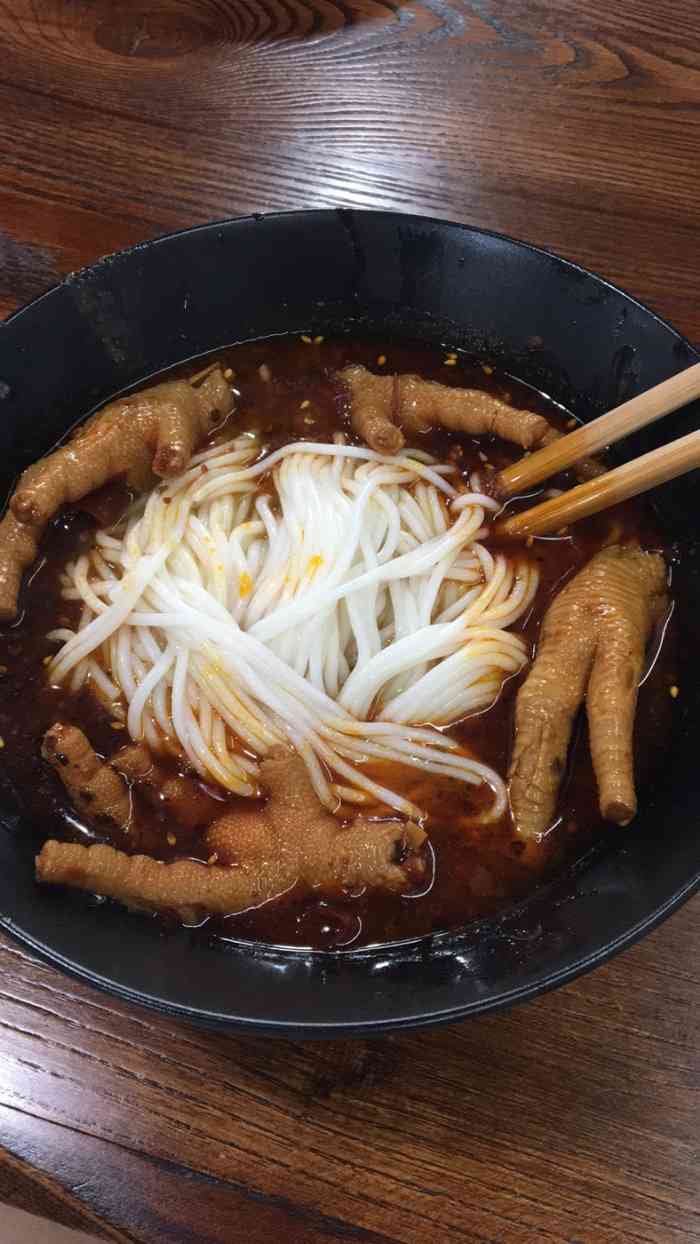 打分 店面不大但装修得很有调调,鸡爪米线和红糖凉糕都很好吃,鸡爪卤