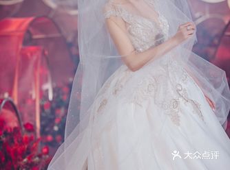周仰杰联名款大拖尾婚纱，你心动了嘛