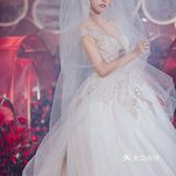 周仰杰联名款大拖尾婚纱，你心动了嘛