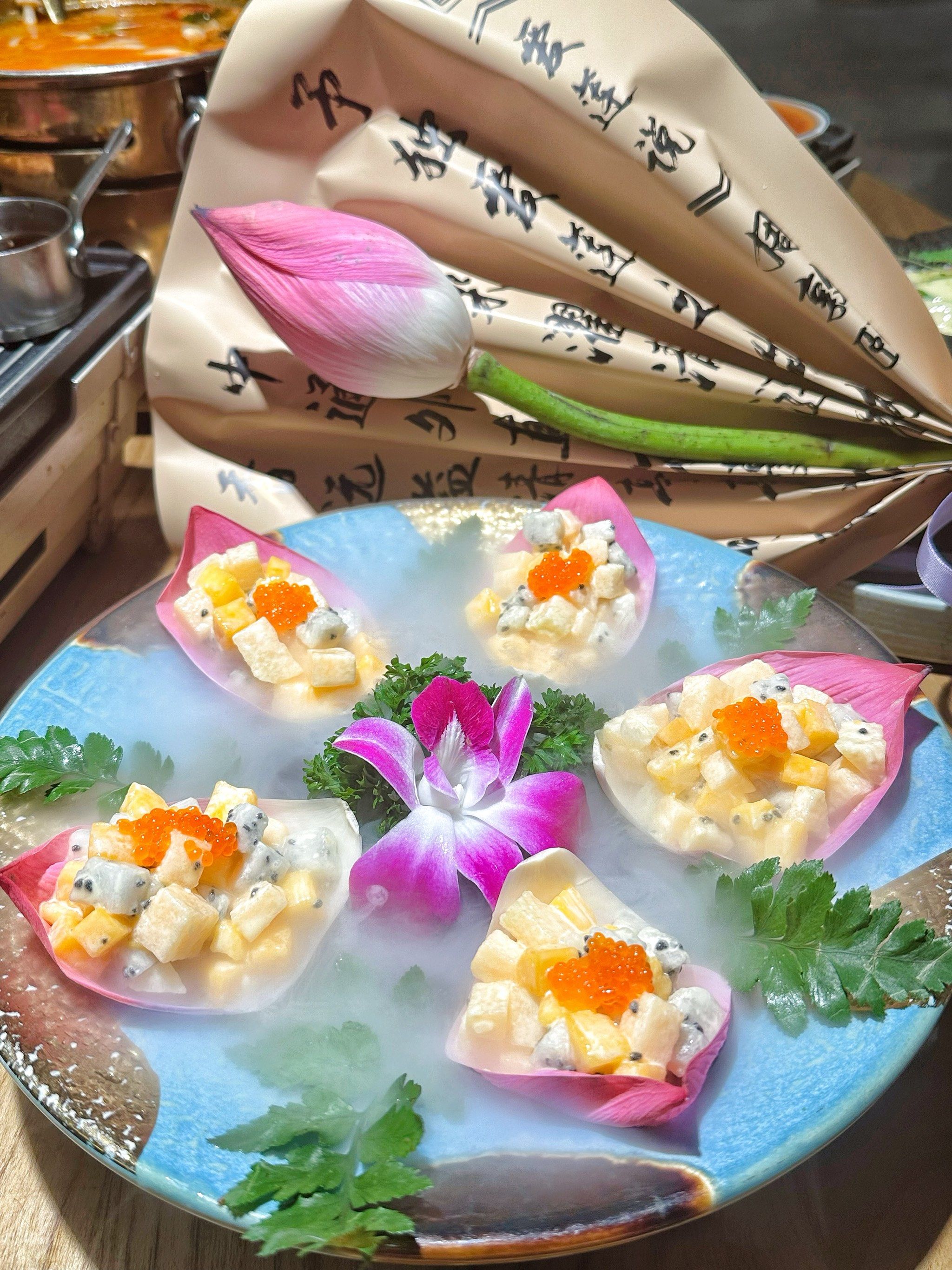 来炫个泰式的淡妆浓抹荷花宴,美翻了!