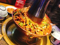 -沪小二炭火蛙锅(淮海中路美食不夜城店)