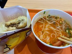 番茄牛肉米粉-吉品合酥脆烤饼(太平洋森活天地店)