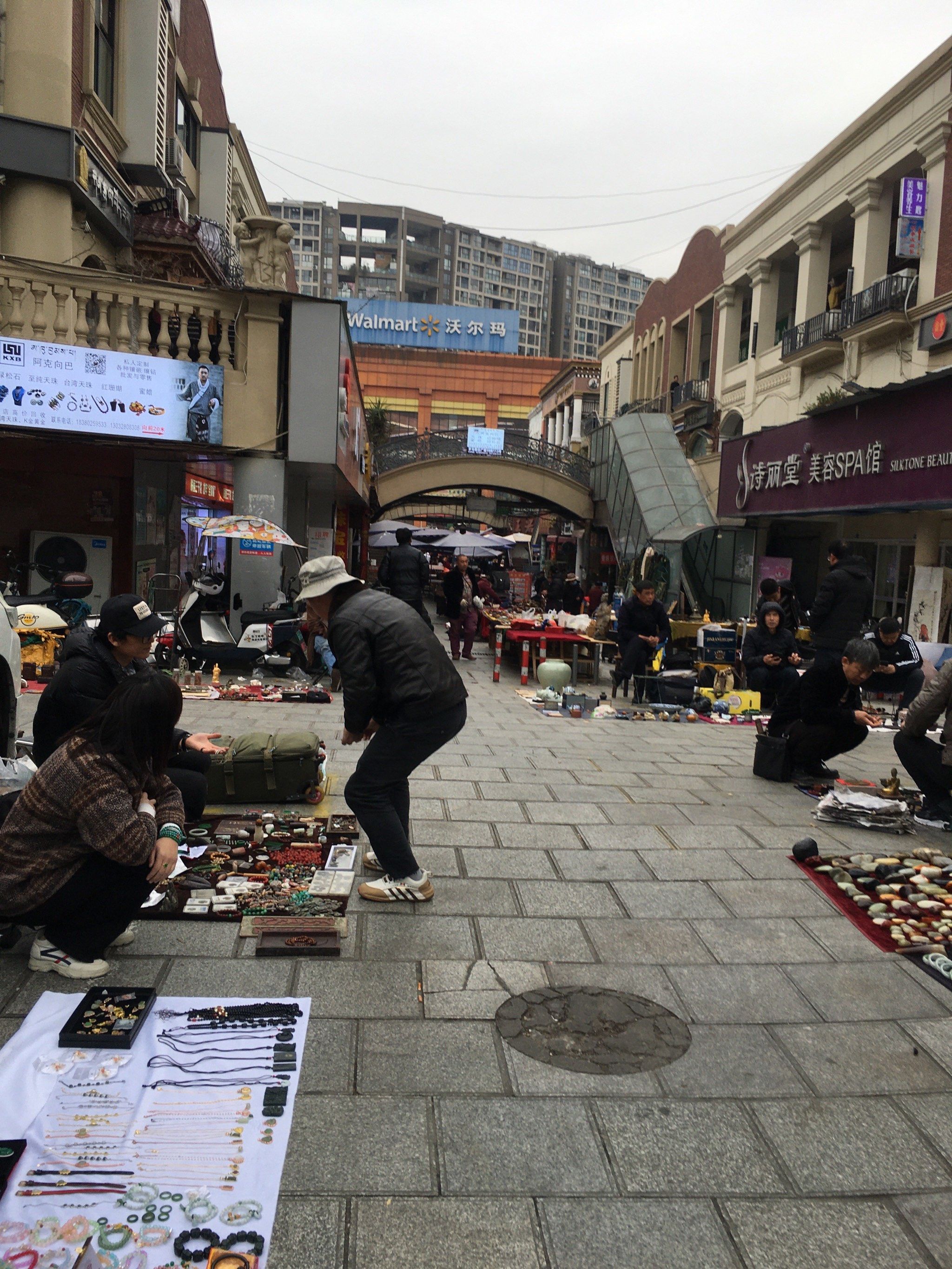 罗马假日广场古玩市场早上都好热闹,里面有各种小件摆设.