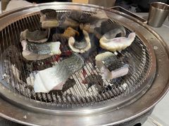 -围炉肉舍•炭烤活鳗•丹东海鲜烤肉(步行街店)