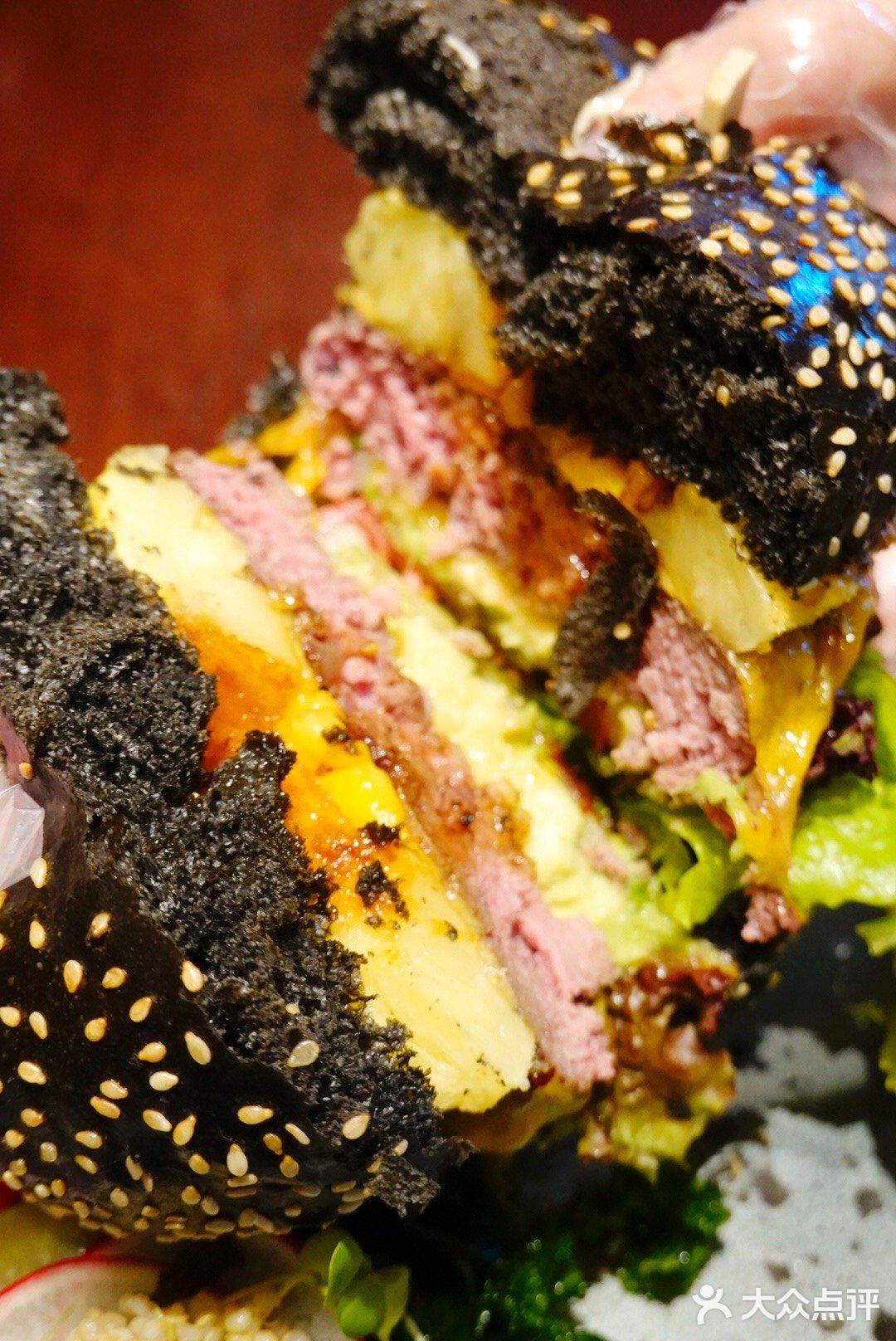 黑色的墨鱼汁09汉堡也太美味了吧!敲好吃!06