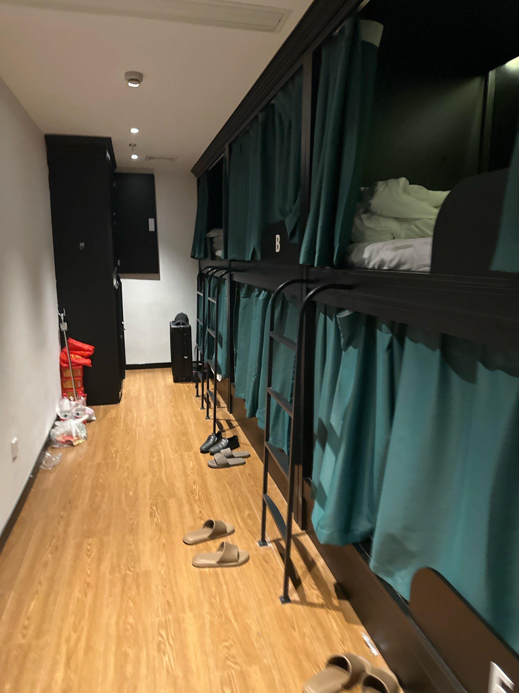 都有门禁,就是刷卡才能进去,所以这边非常的安全,服务也是非常的不错