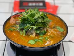 招牌炸酱酸辣米线-肥汁米蘭香港米线(长宁来福士店)